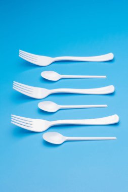 Cutlery for eating white and made of plastic and transparent glass cups; Cutlery and glasses teaspoons for coffee and for rationing small amounts of sugar, fork for pricking food, glasses for drinking