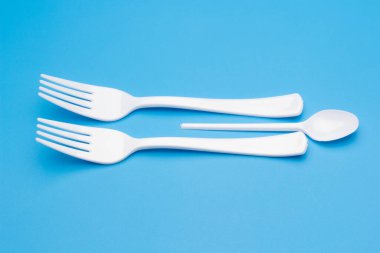 Cutlery for eating white and made of plastic and transparent glass cups; Cutlery and glasses teaspoons for coffee and for rationing small amounts of sugar, fork for pricking food, glasses for drinking