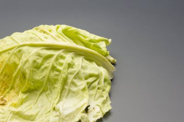 Bahçeden taze toplanmış lahana, kışın sebze, sağlıklı ve vejetaryen yemekler için ideal; kış yemekleri