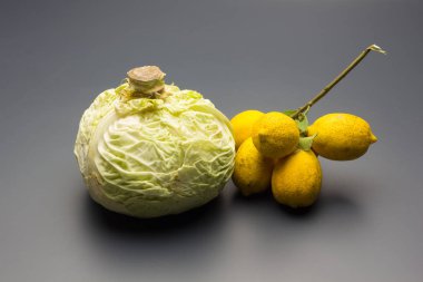 Limon ağacının meyvesi, asit aromalı, aromatik ciltli ve C vitamini dolu sarı derili bir limondur; limon soğutmak ve mutfakta balık pişirmek için meyve suyu olarak kullanılır.