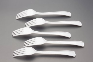 Beyaz renkli çatallar ve geri dönüşümlü plastik malzemelerle yapılmış. Piknik yemeklerini aile ve arkadaşlar arasına sokmak için..