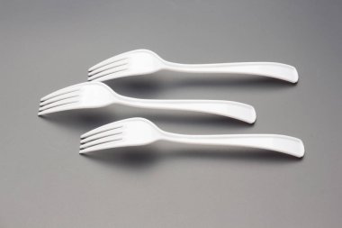 Beyaz renkli çatallar ve geri dönüşümlü plastik malzemelerle yapılmış. Piknik yemeklerini aile ve arkadaşlar arasına sokmak için..