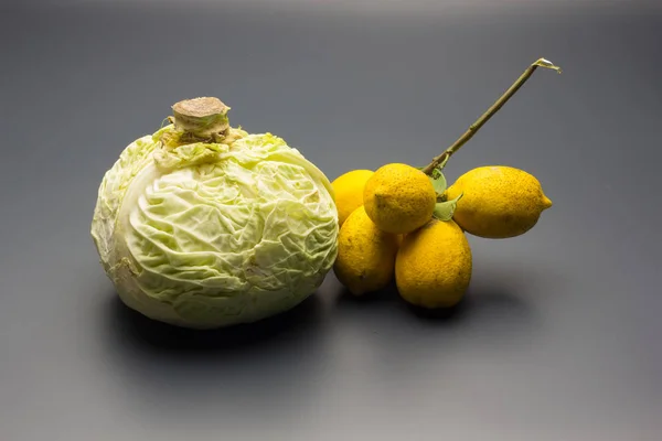The fruit of the lemon tree is the lemon of yellow skin, with an acid flavor, aromatic skin and intense flavor, full of vitamin C; the lemon is used as juice to cool and in the kitchen to cook fish