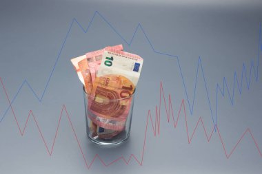 Modern yaşam için çok gerekli olan para, hem banknotlar hem de para birimi olarak, taze ve işlenmiş ürünlerin günlük alımı için gerekli. Tasarruf edilecek ve bankada saklanacak para