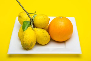 Citrus fruits, oranges and lemons, orange peel oranges and lemon peel yellow; The skins of citrus used in cooking, from its fruit healthy juices are extracted, rich in vitamins.