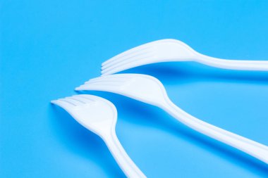 Piknikler, partiler ve gayri resmi yemekler için plastik sofra takımı. Kullanım ve imha için beyaz plastik kullan-at tutucular.