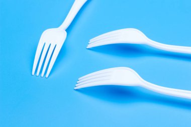 Piknikler, partiler ve gayri resmi yemekler için plastik sofra takımı. Kullanım ve imha için beyaz plastik kullan-at tutucular.