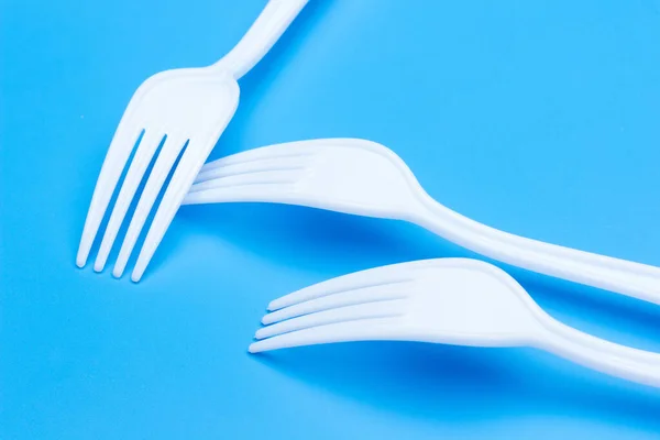 聚会和非正式膳食用塑料餐具 白色塑料一次性持有者 供使用和处置 — 图库照片