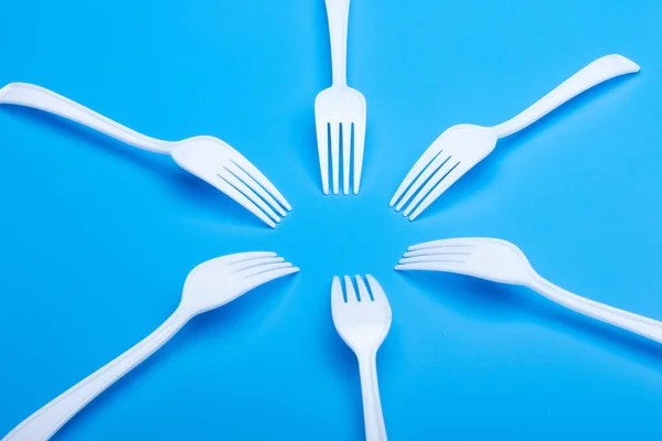 聚会和非正式膳食用塑料餐具 白色塑料一次性持有者 供使用和处置 — 图库照片