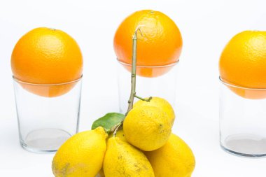 Citrus fruits, oranges and lemons, orange peel oranges and lemon peel yellow; The skins of citrus used in cooking, from its fruit healthy juices are extracted, rich in vitamins.