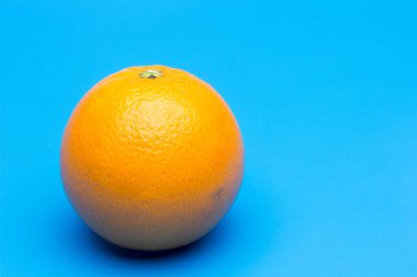 Orange is a sweet-tasting citrus fruit with an acid touch, orange skin and rich in vitamin C; refreshing juices are made from the orange juice.