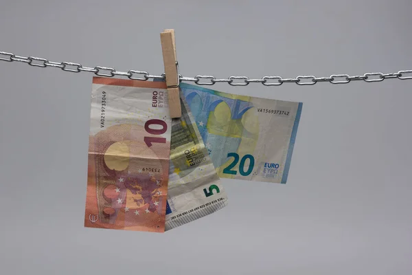 Eurosedlar Valutan Europas Ekonomiska Gemenskap Hängde Kedja Och Eurosedlar Pengar — Stockfoto