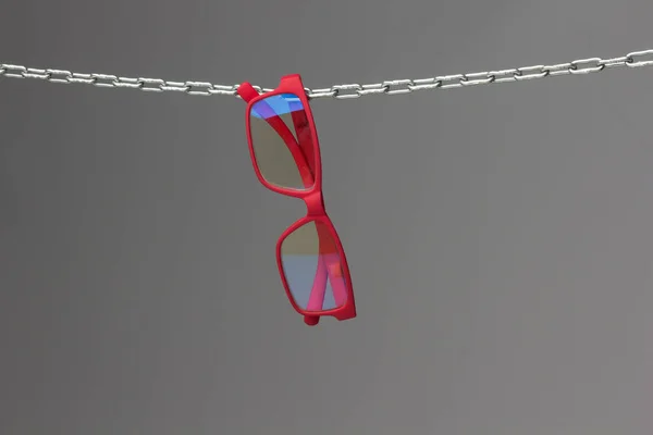 Gri Zemin Zincir Üzerindeki Renkli Gözlükler Görme Düzeltmesi Için Gözlük — Stok fotoğraf