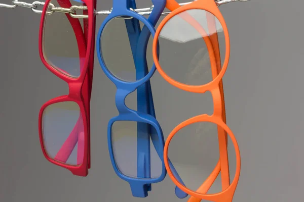 Gafas Coloreadas Fondo Gris Una Cadena Gafas Para Corrección Visión — Foto de Stock