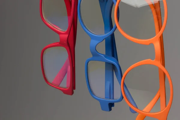 Kolorowe Okulary Szarym Tle Łańcuchu Okulary Korekcji Wzroku Soczewki Czytania — Zdjęcie stockowe