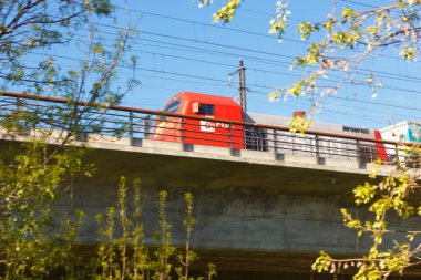 Köprüden geçen bir yük treninin lokomotifi