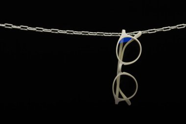 Görüş düzeltici gözlük ve mükemmel görüş için düzeltilmiş gözlük, yakın ve uzak görmek için. Farklı renklerde tasarımcı lensleri