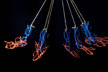 Görüş düzeltici gözlük ve mükemmel görüş için düzeltilmiş gözlük, yakın ve uzak görmek için. Farklı renklerde tasarımcı lensleri