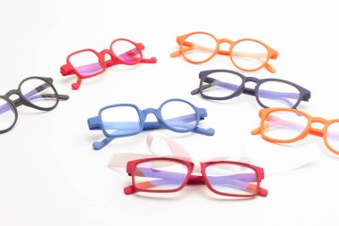 Gözlerin korunması için gözlük ve lensler, insanların görsel sağlığını iyileştirmek için, uzaktan ve yakından görebilmek için. İmajımızı güzelleştirmek ve iyi görebilmek için tasarlanmış gözlükler..