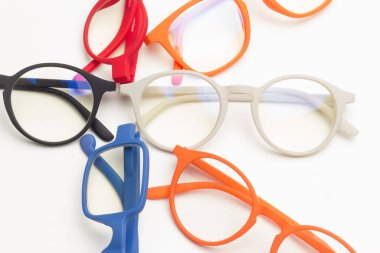 Gözlerin korunması için gözlük ve lensler, insanların görsel sağlığını iyileştirmek için, uzaktan ve yakından görebilmek için. İmajımızı güzelleştirmek ve iyi görebilmek için tasarlanmış gözlükler..