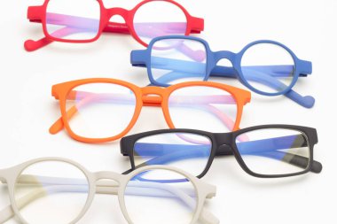 Gözlerin korunması için gözlük ve lensler, insanların görsel sağlığını iyileştirmek için, uzaktan ve yakından görebilmek için. İmajımızı güzelleştirmek ve iyi görebilmek için tasarlanmış gözlükler..