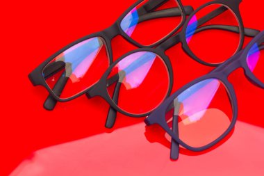 Gözlerin korunması için gözlük ve lensler, insanların görsel sağlığını iyileştirmek için, uzaktan ve yakından görebilmek için. İmajımızı güzelleştirmek ve iyi görebilmek için tasarlanmış gözlükler..