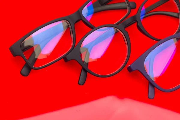 眼镜和镜片可以保护眼睛 改善人们的视力 能够从四面八方看东西 设计师用眼镜美化我们的形象 并能看得很清楚 — 图库照片