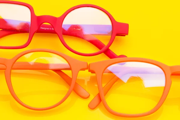 眼镜和镜片可以保护眼睛 改善人们的视力 能够从四面八方看东西 设计师用眼镜美化我们的形象 并能看得很清楚 — 图库照片