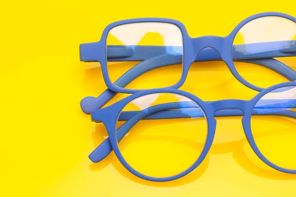 目の保護のための眼鏡やレンズは 遠くから見ることができるように 人々の視覚的な健康を向上させるために近く 私たちのイメージを美化し よく見ることができるデザイナーメガネ — ストック写真