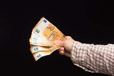 Avro banknotları, satın almaya ya da tasarruf etmeye ve bankaya girmeye hazır bir kişinin elinde. Yasal ihale banknotları, Avrupa para birimi.