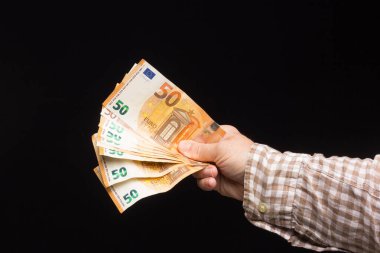 Avro banknotları, satın almaya ya da tasarruf etmeye ve bankaya girmeye hazır bir kişinin elinde. Yasal ihale banknotları, Avrupa para birimi.
