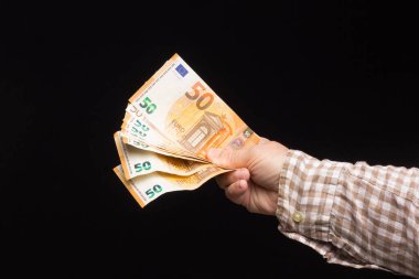 Avro banknotları, satın almaya ya da tasarruf etmeye ve bankaya girmeye hazır bir kişinin elinde. Yasal ihale banknotları, Avrupa para birimi.