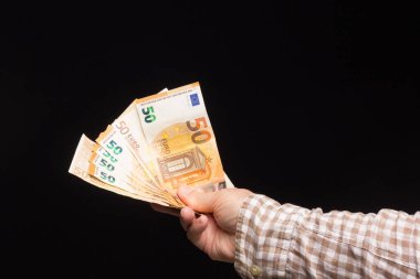 Avro banknotları, satın almaya ya da tasarruf etmeye ve bankaya girmeye hazır bir kişinin elinde. Yasal ihale banknotları, Avrupa para birimi.