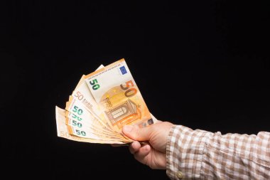 Avro banknotları, satın almaya ya da tasarruf etmeye ve bankaya girmeye hazır bir kişinin elinde. Yasal ihale banknotları, Avrupa para birimi.