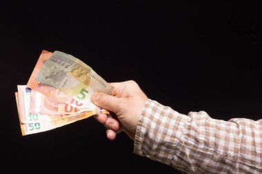 Avro banknotları, satın almaya ya da tasarruf etmeye ve bankaya girmeye hazır bir kişinin elinde. Yasal ihale banknotları, Avrupa para birimi.