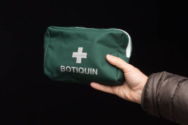 İlk tedaviler için, betadin, alkol, bandaj, makas, ağrı kesiciler, yapışkan alçı, alçı gibi temel hijyenik maddelerin kullanıldığı bir ilk yardım çantası gereklidir..