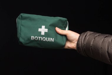 İlk tedaviler için, betadin, alkol, bandaj, makas, ağrı kesiciler, yapışkan alçı, alçı gibi temel hijyenik maddelerin kullanıldığı bir ilk yardım çantası gereklidir..