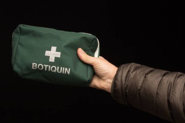 İlk tedaviler için, betadin, alkol, bandaj, makas, ağrı kesiciler, yapışkan alçı, alçı gibi temel hijyenik maddelerin kullanıldığı bir ilk yardım çantası gereklidir..