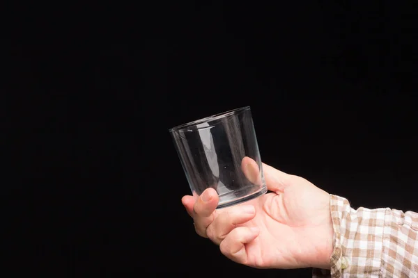 透明的玻璃杯在一个人的手中 充满水或透明液体的杯子 饮用水 — 图库照片