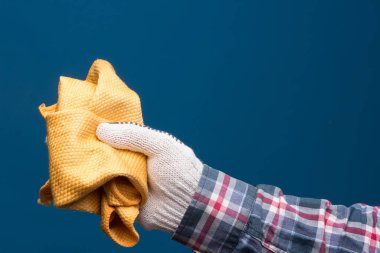 Profesyonel eller endüstriyel eldivenlerle korunuyor. Eldivenler el koruması için. İlaç ürünleri, endüstriyel ürünler, bardaklar, ecza dolabı.