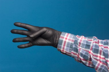 Hijyenik el koruması, ellerindeki teması kaybetmemek için siyah bir eldiven. El ve parmak izleri..