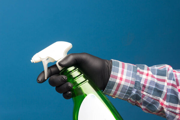 Чистящий материал в руке с гигиенической защитной перчаткой для дезинфекции нашего дома и наших компаний. Дезинфекция и защита
.