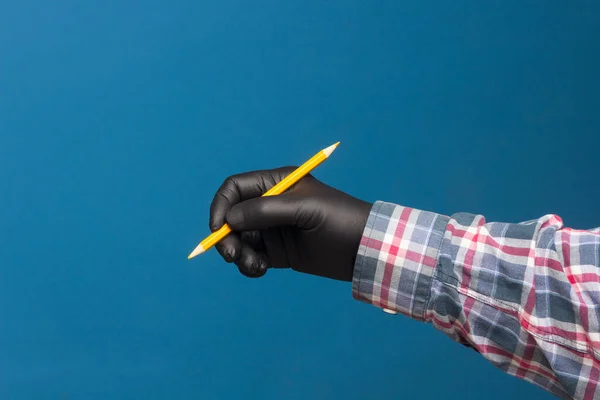 Mavi Arka Planda Siyah Hijyenik Koruyucu Eldivenli Renkli Kalem Çizim — Stok fotoğraf