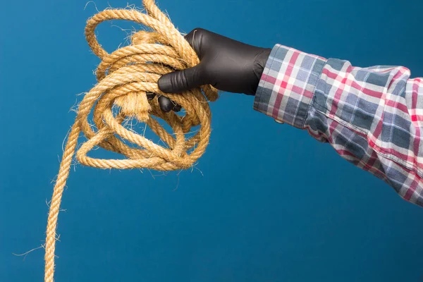 一个有保护的成年人手里拿着一根黄色的绳子 绑东西用的粗绳 — 图库照片