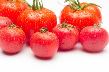 Domates ve elmalar, kırmızı meyveler, salataların çiğ yemesi için, vitamin dolu ve diyet için çok az kalori.