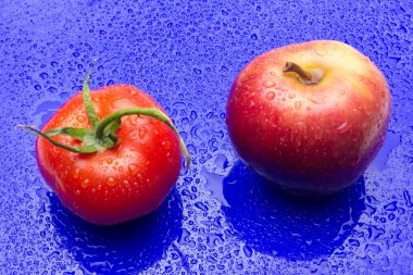 Domates ve elmalar, kırmızı meyveler, salataların çiğ yemesi için, vitamin dolu ve diyet için çok az kalori.