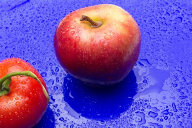 Domates ve elmalar, kırmızı meyveler, salataların çiğ yemesi için, vitamin dolu ve diyet için çok az kalori.