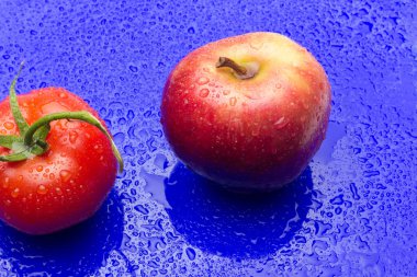 Domates ve elmalar, kırmızı meyveler, salataların çiğ yemesi için, vitamin dolu ve diyet için çok az kalori.