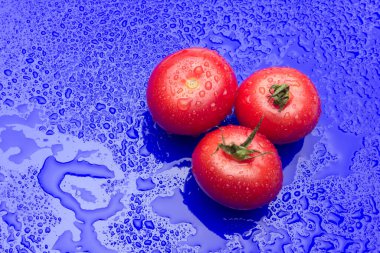 Domates ve elmalar, kırmızı meyveler, salataların çiğ yemesi için, vitamin dolu ve diyet için çok az kalori.