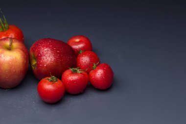 Domates ve elmalar, kırmızı meyveler, salataların çiğ yemesi için, vitamin dolu ve diyet için çok az kalori.